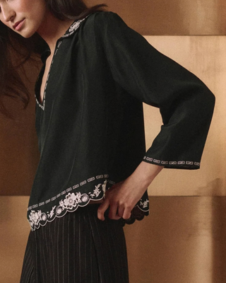 THE EMBROIDERED FLORAL PETERPAN COLLAR TOP