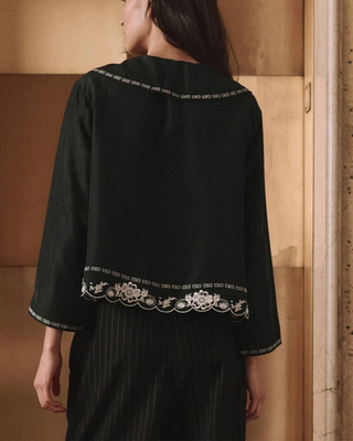 THE EMBROIDERED FLORAL PETERPAN COLLAR TOP