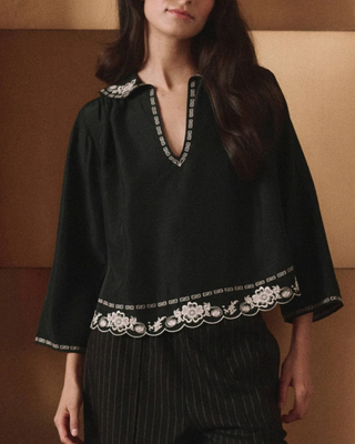 THE EMBROIDERED FLORAL PETERPAN COLLAR TOP